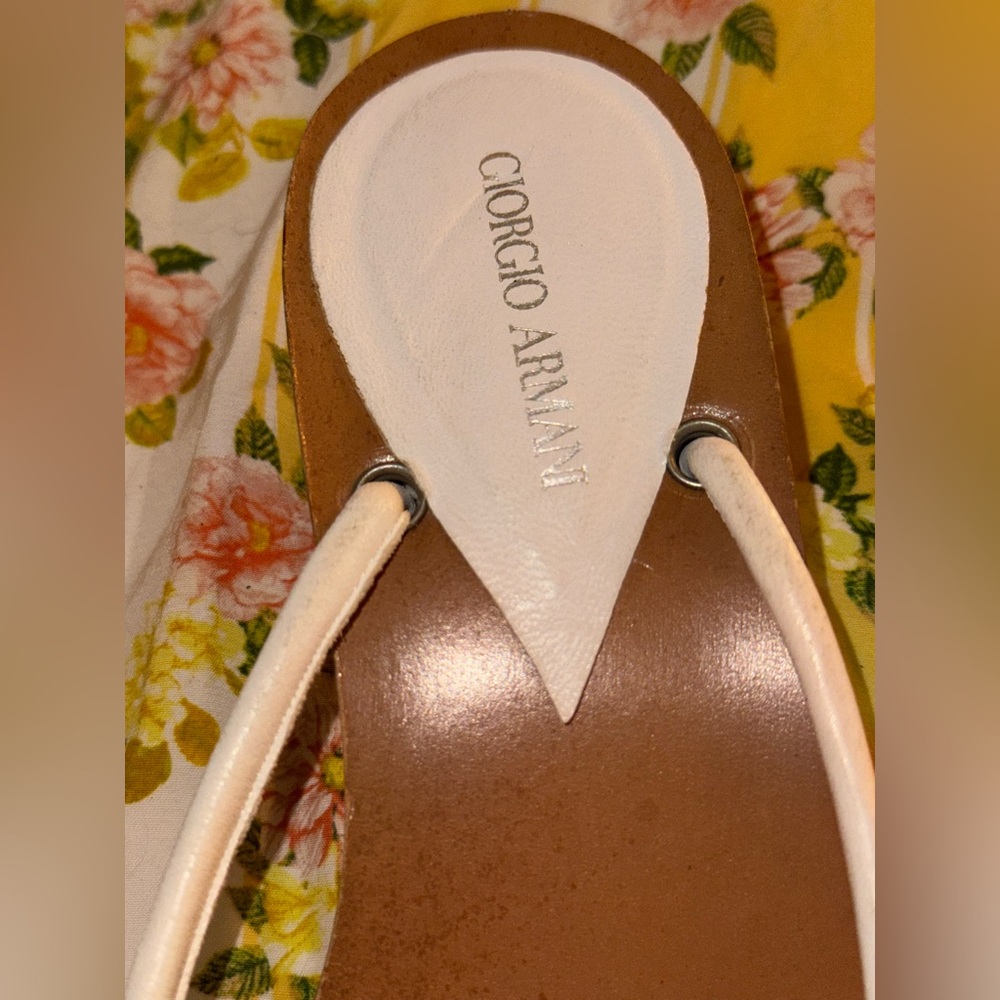 VTG Georgio Armani White and Brown Thong Sandals with Logo - Picture 3 of 10